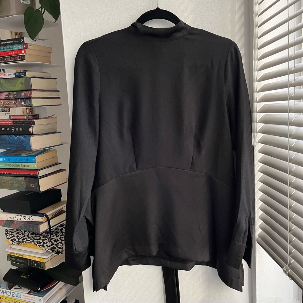 {H&M} 🔷 black neck tie blouse